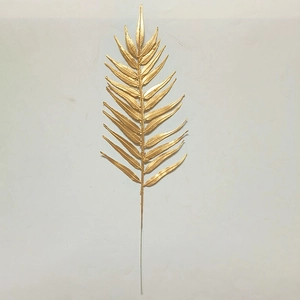 Vue détaillée d'une feuille de ginkgo artificielle dorée pour arrangements floraux