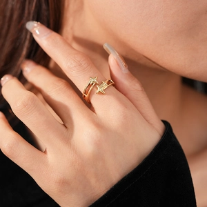 Gros plan d'une bague étoile vintage dorée portée au doigt pour un look minimaliste et élégant