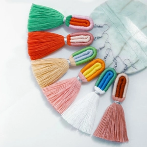 Gros plan détaillé de boucles d'oreilles bohèmes faites à la main en couleurs variées