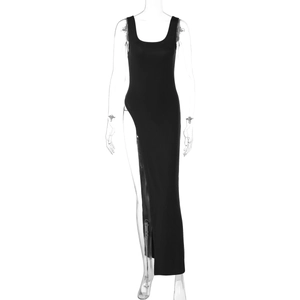 Détail de la fente latérale haute et de la texture du tissu élastique sur robe longue noire