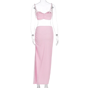 Détail d'un ensemble deux pièces rose en tulle avec haut à lacets et jupe longue froncée