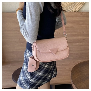 Sac bandoulière en cuir rose avec logo fashion et mini pochette assortie sur la bandoulière