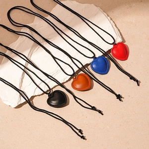 Colliers pendentifs en forme de cœur en similicuir vintage en rouge, bleu, brun et noir