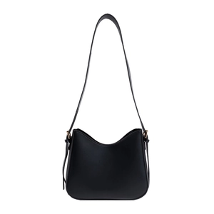 Sac sous les aisselles noir minimaliste avec courbe en V et ferrures en métal doré élégant