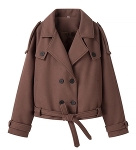 Détail du manteau en laine marron avec boutons à double boutonnage et ceinture à la taille