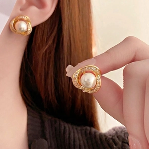 Eleganti orecchini a perno in oro con perla e spirale di zirconi da donna
