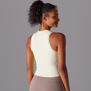 Vue arrière du débardeur de yoga respirant avec dos nageur et coupe ajustée crème