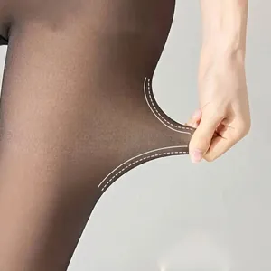 Gros plan de collants thermiques marron montrant l'élasticité et l'effet peau nue