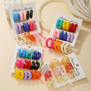 Détail de lot de 9 paires de créoles en acrylique en forme de C sur cartes