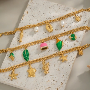 Collane in titanio placcate oro 18K con perle d'acqua dolce e ciondoli marini su pietre