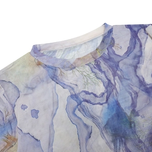 Détail de l'encolure ronde et texture d'encre bleu-violet sur maille transparente