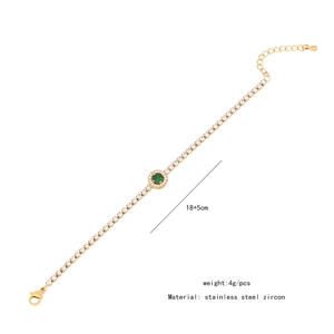 Détail du bracelet doré en acier inoxydable avec cœur émeraude vert et zircons blancs brillants