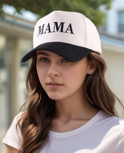 Dettaglio del ricamo MAMA 3D su un cappellino da baseball bicolore con visiera nera