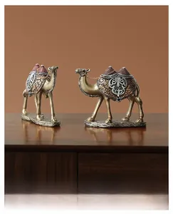 Detailansicht von Harz-Kamelfiguren mit verzierten Sätteln und Metallic-Finish