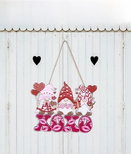 Détail de gnomes de la Saint-Valentin en bois rose avec lettres XOXO et cœurs rouges