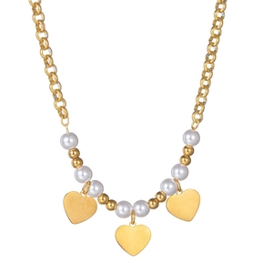 Collier chic en titane doré avec perles blanches et trois petits pendentifs en cœur