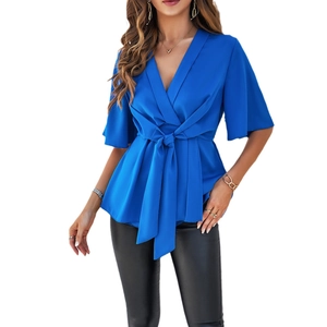 Blouse élégante bleue à col en V avec manches mi-longues et ceinture à nouer