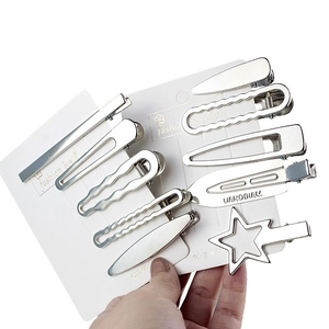 Lot de barrettes à cheveux Y2K en métal argenté aux formes variées dont étoile et vagues