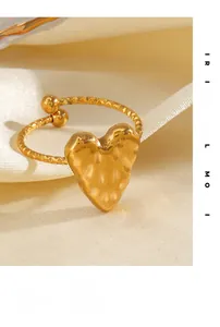 Dettaglio dell'anello a cuore placcato oro 18K con texture martellata e spirale