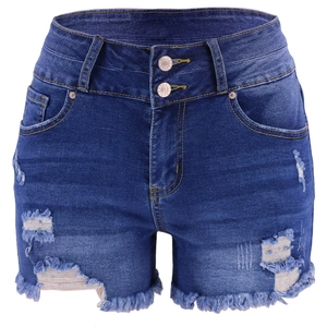 Détail d'un short en jean taille haute avec doubles boutons et ourlets effilochés usés