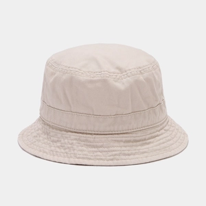 Gros plan du chapeau bob en coton beige montrant la texture sergé et les coutures