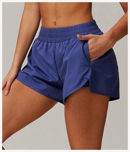 Détail du short de sport bleu marine à double couche, taille haute avec poche latérale