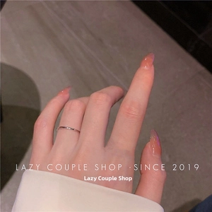 Minimalistischer Zirkonia-Ring aus Silber mit schmalem Design am kleinen Finger