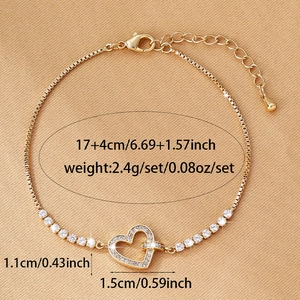 Detail view of gold heart bracelet with dimensions 1.1x1.5cm and 17+4cm length