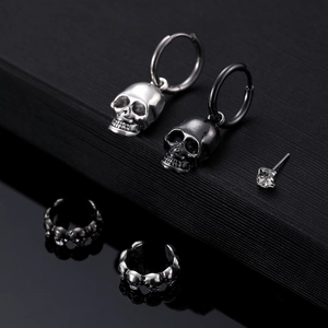 Nahaufnahme von Gothic Totenkopf Ohrringen und Ear Cuffs in Silber und Schwarz Punk