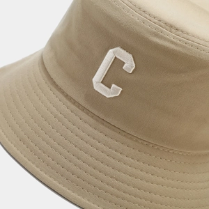 Chapeau bob en coton kaki avec lettre C brodée blanche en gros plan détaillé