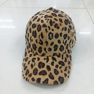 Dettaglio ravvicinato del tessuto in velluto a coste e della stampa leopardata sul cappello