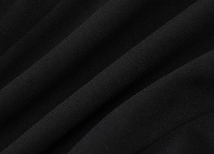 Détail du tissu noir de haute qualité montrant la texture douce et les plis élégants