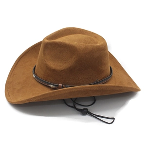 Détail d'un chapeau de cowboy en daim marron avec ceinture décorative et mentonnière