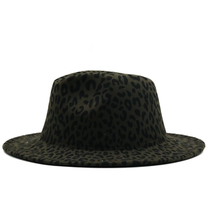 Dettaglio del cappello fedora a tesa larga in lana verde oliva e stampa leopardata nera