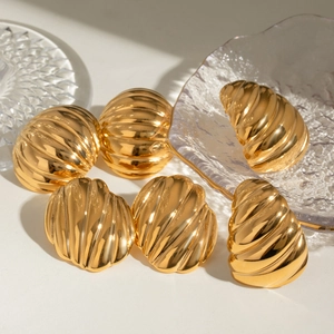 Lot de six boucles d'oreilles dorées en acier inoxydable avec texture nervurée
