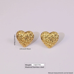 Detailansicht goldener Herzohrringe mit Hammerschlag-Textur aus hochwertigem Edelstahl