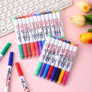 Détails de feutres magiques flottants colorés en pochette sur un bureau moderne épuré