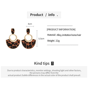 Détail macro de boucles d'oreilles léopard géométriques avec dimensions de 4cm par 5,5cm