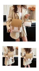 Détail de la texture imprimé ours et boucle magnétique sur sac à dos contrasté