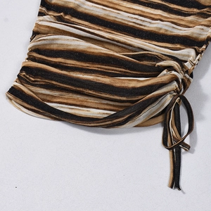 Détail du tissu rayé élastique avec cordon de serrage latéral et texture côtelée
