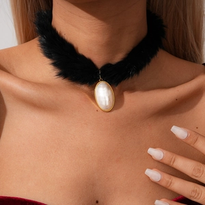 Collier ras du cou élégant en fourrure de vison noire avec pendentif perle dorée