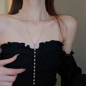 Gros plan d'un collier de perles double couche élégant avec chaîne argentée
