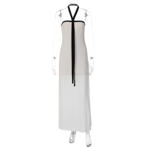 Détail de la robe licou blanche avec bretelles noires et maille texturée élégante