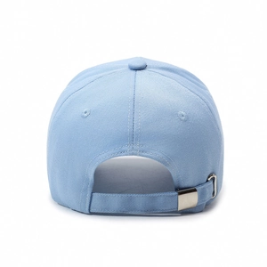 Vue arrière casquette de baseball bleu clair avec boucle réglable et texture en coton