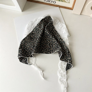 Dettaglio del foulard floreale nero con delicati bordi in pizzo bianco rifiniti