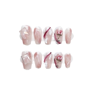 Faux ongles faits main avec motif rose givrée et détails de cristaux 3D roses