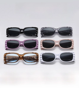 Lot de six lunettes de soleil carrées avec des montures ornées de reliefs 3D uniques