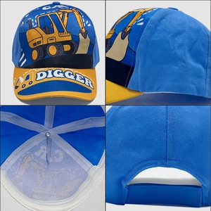 Détails d'une casquette enfant pelleteuse avec contraste bleu jaune et fermeture velcro
