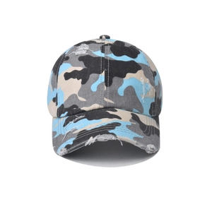 Détail d'une casquette de baseball camouflage vieillie aux motifs bleus.