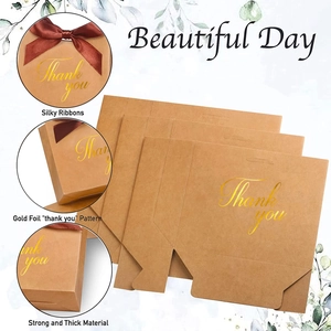 Vue macro de boîtes cadeau kraft avec marquage doré et rubans soyeux élégants